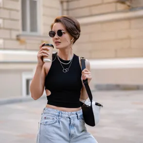 Soy editora de moda y estos 5 conjuntos rebajados de Zara no faltan en mi maleta (no se arrugan y sientan de lujo)