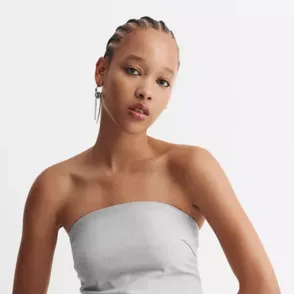 Gris perla: el nuevo neutro elegante que no te quitarás en otoño (y así puedes llevarlo ya en vestidos, faldas...)