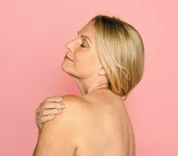 Vida sexual después de los 45: este es el ritual que puede mantener viva la pasión (y cómo hacerlo para que funcione)