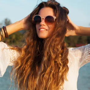 Peinados de verano después de los 40: adiós al "efecto wavy", el pelo de sirena es el más rejuvenecedor esta temporada