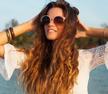 Peinados de verano después de los 40: adiós al efecto wavy, el pelo de sirena es el más rejuvenecedor esta temporada