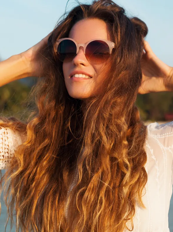 Peinados de verano después de los 40: adiós al "efecto wavy", el pelo de sirena es el más rejuvenecedor esta temporada
