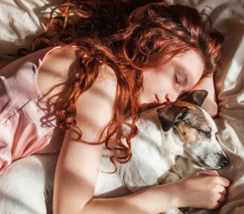 ¿Duermes con tu perro o tu gato? Este hábito podría desvelar mucho sobre tu carácter (y seguramente no lo sabías)