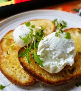 El truco infalible de una chef Michelin para hacer huevos pochados perfectos en solo 3 minutos