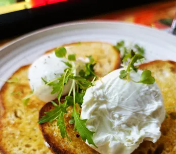 El truco infalible de una chef Michelin para hacer huevos pochados perfectos en solo 3 minutos