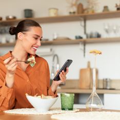 Boticaria García, nutricionista: comer mirando el móvil engaña al cerebro y te hace tener más hambre