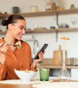 Boticaria García, nutricionista: comer mirando el móvil engaña al cerebro y te hace tener más hambre