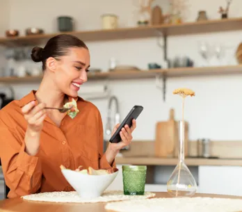 Boticaria García, nutricionista: comer mirando el móvil engaña al cerebro y te hace tener más hambre
