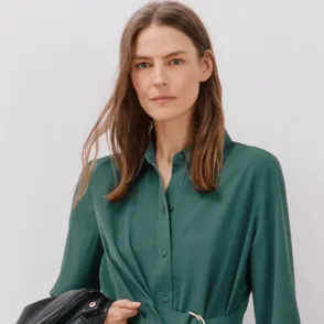 Cortefiel rebaja al 75% el vestido camisero elegante que afina cintura y puedes llevar ahora o en otoño con botines