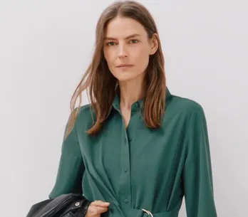 Cortefiel rebaja al 75% el vestido camisero elegante que afina cintura y puedes llevar ahora o en otoño con botines