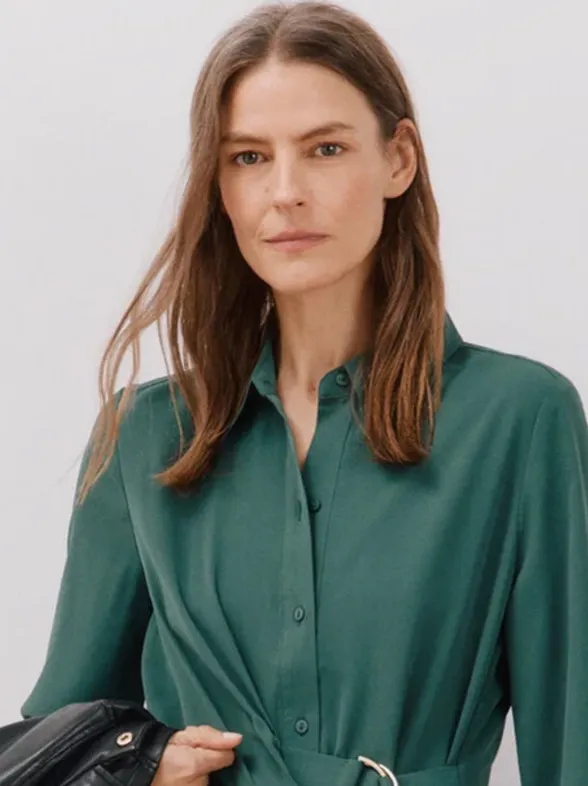 Cortefiel rebaja al 75% el vestido camisero elegante que afina cintura y puedes llevar ahora o en otoño con botines