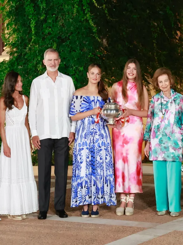 La Infanta Sofía brilla en su debut oficial en Marivent con un vestido rosa de Zara agotado (pero hay uno muy similar)