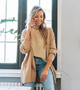 Aldi triunfa con el cárdigan de punto que resalta el bronceado y combina con todo por 7,99€: elegante y en 3 colores