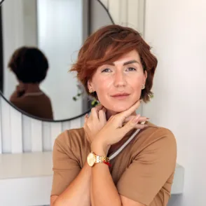 Skechers agotará los mocasines que las mujeres elegantes llevarán este otoño en el color de 2025: cómodos y suman altura