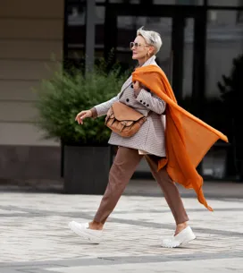 Skechers arrasa con los zapatos sin cordones, cómodos y modernos para llevar con pantalón beige y camisa blanca a los 60