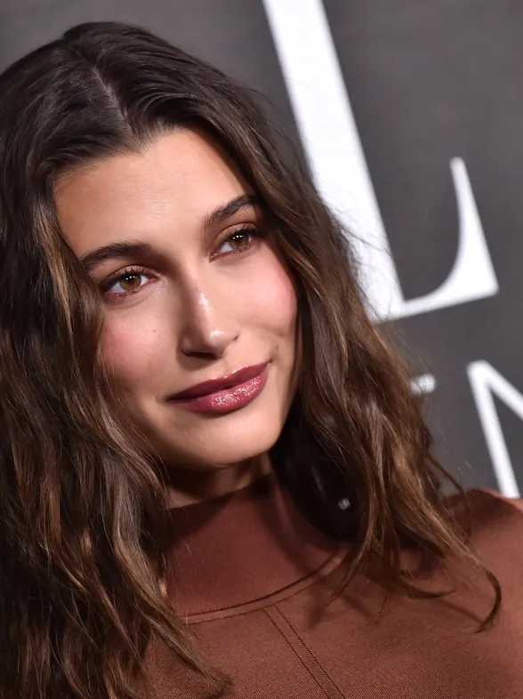 Así se hace el maquillaje ‘Mocha Mousse’ de Hailey Bieber que está en boca de todas: natural, fácil y con estilo