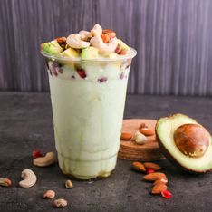 Smoothie de pistacho, aguacate y plátano: la receta fácil, saciante y llena de energía que tendrás lista en 5 minutos