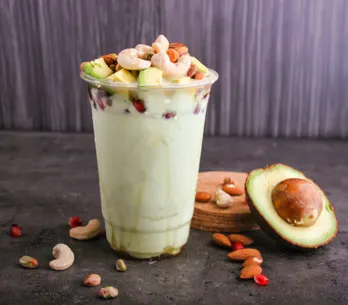 Smoothie de pistacho, aguacate y plátano: la receta fácil, saciante y llena de energía que tendrás lista en 5 minutos