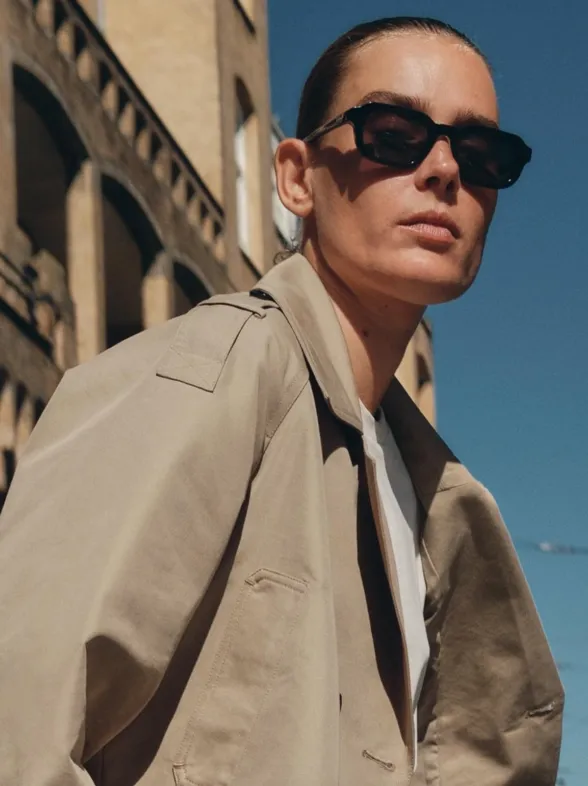 Zara tiene la gabardina corta más elegante para entretiempo y cuesta menos de 40 €: en tendencia y favorece a todas