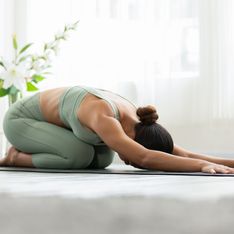La postura de yoga recomendada para dormir profundamente después de los 30 (y también a los 60)