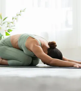 La postura de yoga recomendada para dormir profundamente después de los 30 (y también a los 60)