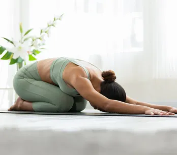 La postura de yoga recomendada para dormir profundamente después de los 30 (y también a los 60)