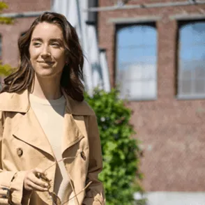 No la queremos, la necesitamos: la gabardina de Aldi que ha llegado hoy por 16,99 € y es la mejor aliada del entretiempo