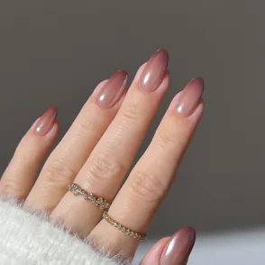 Olvídate de las uñas nude: la “fade french manicure” es la tendencia sutil y luminosa que triunfa este otoño de 2025