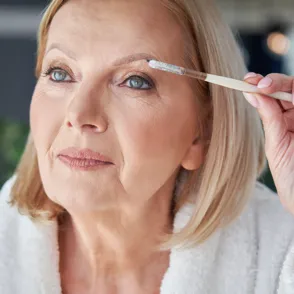 Párpados caídos después de los 60: una experta desvela 5 consejos para levantar la mirada y lograr ese 'efecto lifting'