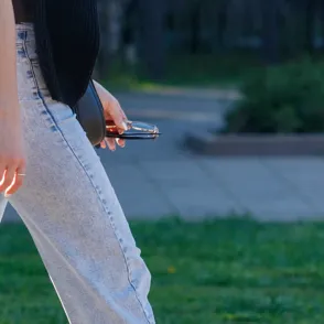 Ya no son los 'mom jeans': esta es la tendencia de pantalón que arrasa este otoño-invierno (y así puedes llevarla)