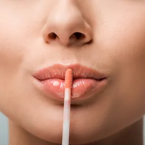 Todo sobre el ‘lip tint’: el maquillaje de labios favorito de las ‘clean girls’ para este otoño 2025 y dónde conseguirlo