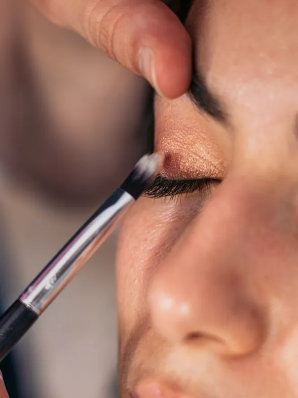 Maquillaje después de los 50: una experta desvela las 2 sombras de ojos que deberías evitar porque envejecen la mirada