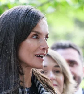Letizia rescata su chaqueta de tweed elegante en un look otoñal para el Día Mundial de la Investigación en Cáncer
