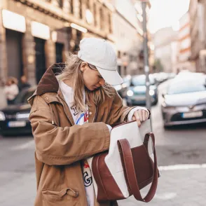 Skechers revive la moda de los 90 con sus zapatillas de piel ideales para otoño: cómodas, rebajadas y suman altura