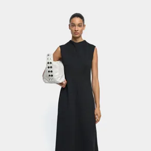 5 vestidos con corte evasé que las mujeres de 50 elegantes amarán este otoño: cómodos y estilizan la silueta desde 29€