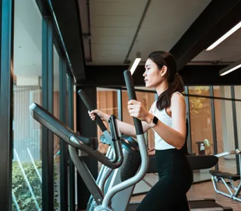 Adiós al running: el método 25-7-2 que ayuda a fortalecer tu abdomen en menos de 30 minutos, según una experta