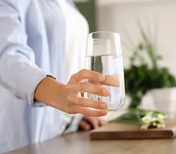 No es el té verde: esta es la mejor bebida para presumir de una piel bonita e hidratada, según una experta en belleza