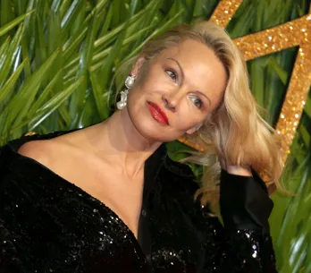 Del rubio al cobrizo: así es el nuevo corte ochentero de Pamela Anderson con efecto rejuvenecedor que arrasará en otoño