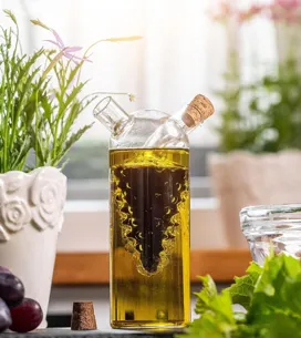 Pratique et très élégante, cette bouteille pour l’huile et le vinaigre ravira les amateurs de décoration d’intérieur