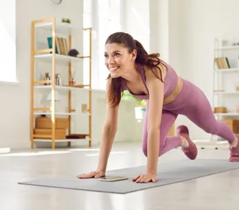Olvídate de la plancha clásica: así es el ejercicio ‘plank toe tap’ que quema grasa abdominal y deja el vientre plano