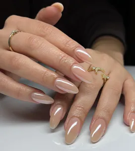 Uñas glaseadas, de terciopelo o con reflejos dorados: las tres manicuras que continúan triunfando este otoño - invierno