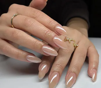 Uñas glaseadas, de terciopelo o con reflejos dorados: las tres manicuras que continúan triunfando este otoño - invierno
