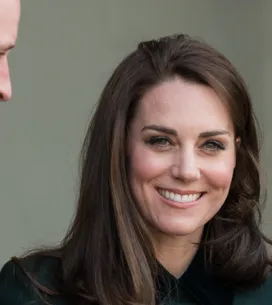 Kate Middleton muy elegante con un nuevo color de abrigo que sienta genial a su tono de piel, según una experta