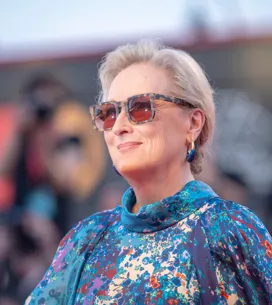 Después de los 70, el secreto no está en cortar, sino en cómo peinar: 3 formas de transformar tu look según un experto