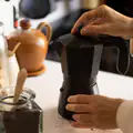 Les experts en café sont unanimes : “L’erreur la plus fréquente lorsqu’on prépare du café avec une cafetière italienne est d’utiliser de l’eau froide, car cela finit par brûler le café moulu.”