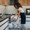 Les Français qui ont un lave-vaisselle sont invités à tester la "technique de la tasse" pour réduire leur facture d'énergie en septembre