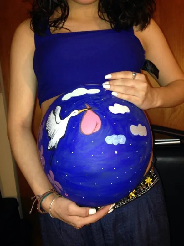 Belly Painting: zwangere vrouwen die hun ronde buik schilderen (in beeld)