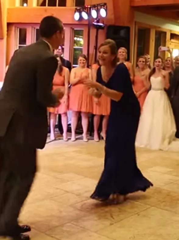 Un baile muy especial entre una madre y su hijo: ¡la boda que nunca olvidarán!
