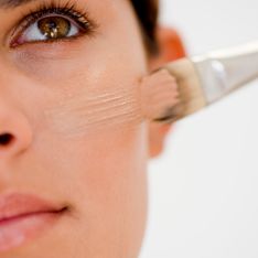 Tuto maquillage : Apprends à réaliser un teint lumineux en 5 minutes seulement !