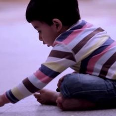 Ce petit garçon dessine quelque chose sur le sol… une œuvre qui va vous laisser sans voix (Vidéo)
